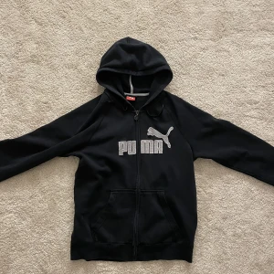 Svart puma hoodie - Snöret är lite trasigt men annars i bra skick. Använd inte köp direkt