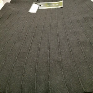 Kjol - Snygg stilfull kjol, nyskick lappen kvar. Nypris var 399. Breda ribbränder 