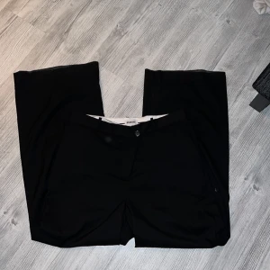 kostymbyxor weekday - svara lösa kostymbyxor från weekday, har knappt användts! frågor så skriv gärna! frakt tillkommer!