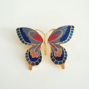Vintage fjäril brosch  - 🦋FÖRST TILL KVARN🦋 En vintage guldig enamel brosch med midnatt blåa nyanser och rosiga färger. Har så många fjärils broscher att jag inte kan använda alla, denna är så fin så den förtjänar att vara i älskande händer🩷 60+frakt🦋