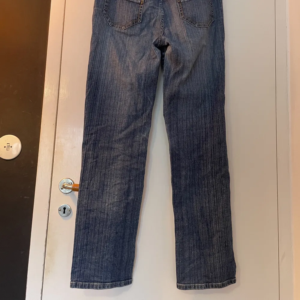 Randiga straight-leg jeans i stl 40!jättesnygga fickor och bekväma. midja: 80cm innebenslängd: 78cm🌻. Jeans & Byxor.
