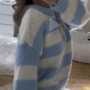 Stickad randig tröja - Säljer denna as snygga randiga tröja från vero moda då den inte kommer till användning. Super bra skick och jättefluffig 💗