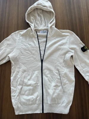 Stone island zip - Jäkligt snygg zip från stone island junior, den är i princip ny som ni kan se på bilderna! Nypris ca 2000