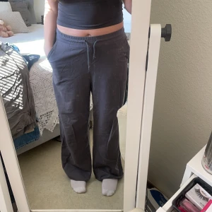 Byxor  - Säljer dessa mjukis byxor från Nelly som jag aldrig använt. Dem e ganska stora men skulle funka till M och uppåt🥰