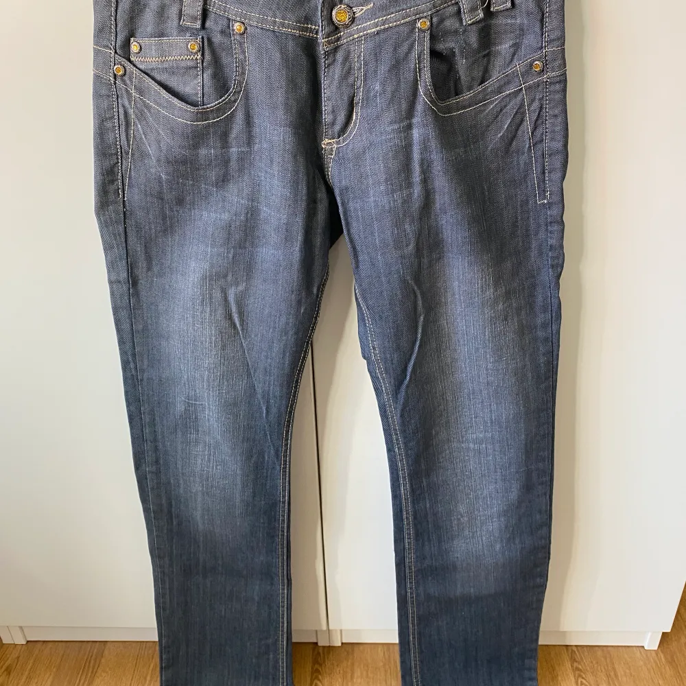 Lågmidjade jeans från Aqua jeans. Säljer då dom är för små för mig. Midjemåttet är ca 82-83 cm och innerbenslängden är ca 82 cm💞. Jeans & Byxor.