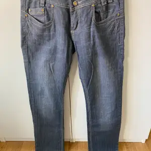 Lågmidjade jeans från Aqua jeans. Säljer då dom är för små för mig. Midjemåttet är ca 82-83 cm och innerbenslängden är ca 82 cm💞