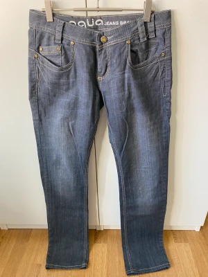 Lågmidjade jeans - Lågmidjade jeans från Aqua jeans. Säljer då dom är för små för mig. Midjemåttet är ca 82-83 cm och innerbenslängden är ca 82 cm💞