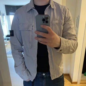 Stone Island Overshirt - Stone Island overshirt i färgen ljusrosa. Mer vit än rosa, riktigt snygg färg enligt mig.  Äkta såklart, Cond 9/10, TTS
