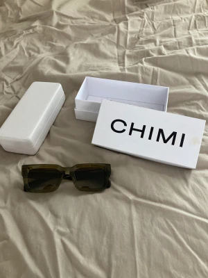 Chimi solglasögon - Chimis(05 green). Köpta förra sommaren och säljs då de inte har kommit till användning. Nypris 1250kr.