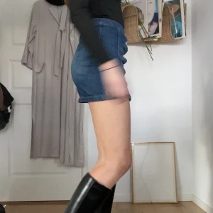 Jeanskjol - En jeanskjol från H&M med silverknappar längst framsidan i väldigt bra skick! 