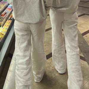 Alobha linnebyxor - Hej säljer ett helt nytt par linnebyxor köpta förra veckan alltså deras nya  modell med lite vidare ben i Stl M helt oanvända bara testade då jag köpte två och den andra storleken satt bra står inte för posterns slarv  köpare står för frakt 💓