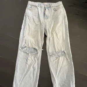Jeans från Gina tricot - Ljusblåa jeans, använd ett par fåtal gånger då de var för små för mig! Nypris:599kr