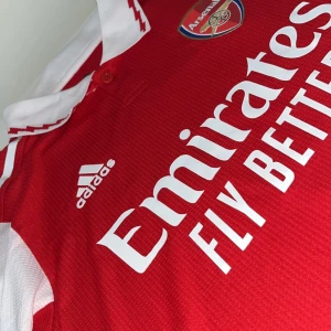 Fotbolls tröja Arsenal  - Säljer en helt ny Arsenal fotbolls tröja player version Saka på ryggen med nummer 7. Jag står för frakt  