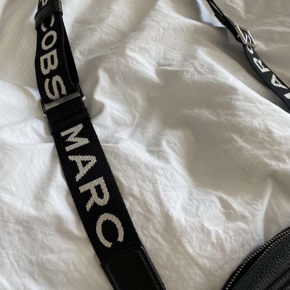 Säljer mitt supersnygga väsk-band från Marc Jacobs (väska ingår men är från annat märke)💕💕 nyskick 🤩 skriv vid intresse . Väskor.