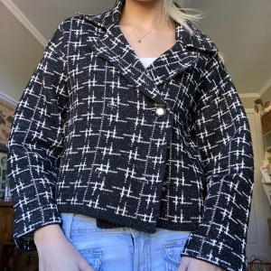 Så fin jacka - Så fin jacka från zara passar perfekt som vår/sommar jacka👌🏿❤️köp ej frakt via appen!!💞