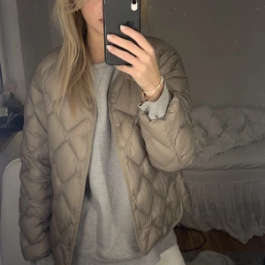 Uniqlu dunjacka - Säljer min light down dukjacka från Uniqlu. Brun/beige färg i storlek S, skulle säga att den passar både en storlek mindre och större. Använd Max 5 gånger så toppskick på jackan💕 nypris 799kr mitt pris 550kr