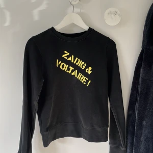 Zadig tröja - Säjer denna jätte coola Zadig tröja med tryck fram och bak till. Är helt oanvänd och därför i nyskick. Säljer för 300 kr exklusive frakt. Köpt direkt för 400kr plus frakt. Hör av dig vid intresse eller frågor. ( egna bilder )
