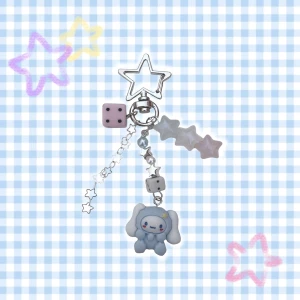 Cinnamoroll keychain - super søt kawaii nøkkelring med stjerner, terninger og cinnamoroll charm. 🎀 lagd selv, kan lages på bestilling og kommer til å poste flere i fremtiden 😘 frakt koster 30kr med brev. !! (uten sporing)