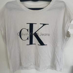 Hej säljer nu min Calvin Klein t-shirt i storlek s, tyvärr 2 fläckar på ryggen som syns på bilden, där av ett lägre pris.