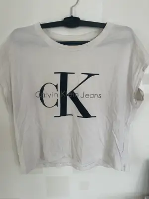 Hej säljer nu min Calvin Klein t-shirt i storlek s, tyvärr 2 fläckar på ryggen som syns på bilden, där av ett lägre pris.