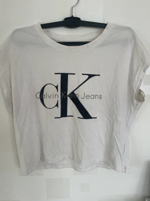 Calvin Klein t-shirt - Hej säljer nu min Calvin Klein t-shirt i storlek s, tyvärr 2 fläckar på ryggen som syns på bilden, där av ett lägre pris.