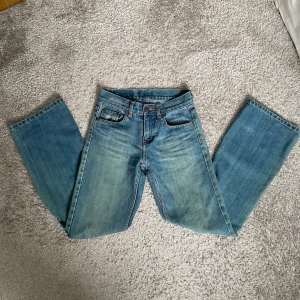 Lågmidjade jeans - Lågmidjade straight/bootcut jeans i storlek xs. De är för små för mig över rumpan som brukar ha storlek 36/38 på jeans. Köpta här på plick! Skriv för fler bilder, innerbenslängd: 80cm och midjemått rakt över: 36cm! Fraktar för 69kr💕