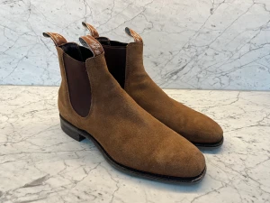 R.M. Williams Chelsea boots - Säljer dessa fina R.M Williams som vid inköp kostade ca 6000kr. De införskaffades på ”Le Bon Marché i Paris”. Skorna är i en ljusare, brun mocka. Tveka inte på att höra av dig vid funderingar så återkommer jag snarast! MVH Sebastian 