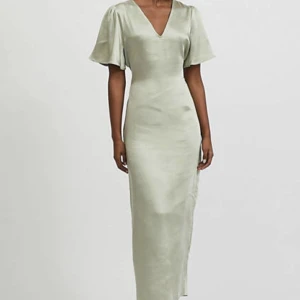 Balklänning från Vila - En balklänning som aldrig är använd. Den i storlek 34. Säljer för 400kr +frakt😊