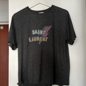 YSL T-shirt - Äkta Saint Laurent t-shirt säljes  Köptes för ca 1år sen, använt ca 2-3 gånger Otroligt skönt material!!    Storlek S   Ordinarie pris ca 2000-3000kr  Mitt-989kr Pris kan förhandlas  Men säljes billigt pga utrensning