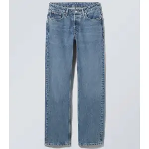 Jätte fina jeans från weekday i modellen ”pin”, dom är mid wast men sitter som låg midjat❤️Dom är använda ett fåtal gånger så bra skick❤️ Köpta för 590, säljer för 250💕Jag säljer samma fast i svart också