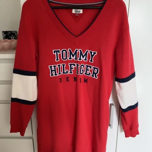Tommy Hilfiger klänning - Säljer denna superfina klänning/tröja från Tommy Hilfiger. Endast använd 2 gånger och är i utmärkt skick. Skriv för bilder hur den ser ut på. 🌸Nypris var 1200 kr