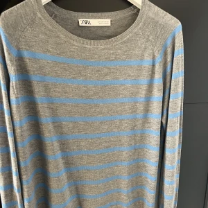 zara tröja - säljer denna stickade tröja från zara i superbra skick, skriv om ni undrar något 💘💘 pris kan diskuteras 💘 köparen står för frakt 💘