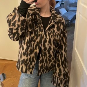 Leopard jacka - Såå fin vår/ höstjacka! Nypris ligger runt 1000kr i väldigt bra skick!🤗🤩 storlek S men passar bra till M också.