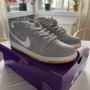 Stl. 43 - SB Dunk Low ”Grey Gum” - Nike Dunk Low SB ”Grey Gum” Size 9 Helt nya, kvitto finns. Andra funderingar? Skriv i pm Gratis frakt tom 19/4