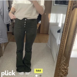 Gröna jeans - Säljer dessa jeans från Zara, köpta här på plick men säljer då jag blev missnöjd med färgen! Men supersnygga