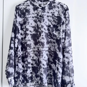 Stay skjorta - Säljer denna skjorta från märket stay aldrig använd. Storlek L skulle säga att den passar M/L. Köpt för 300kr säljer för 200 inklusive frakt