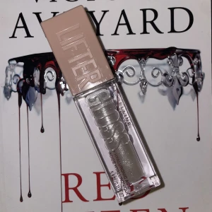 Maybelline Lipgloss - HELT OANVÄND Maybelline lipgloss. Den är oöppnad som ni kan se på andra bilden, beställde den från nätet men fick fel nyans så har aldrig använt den! Nyansen heter pearl- genomskinlig med lite skimmer/glitter. Originalpris varierar lite men ca 80-100kr