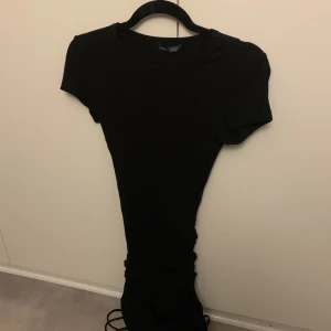 Klänning - Svart scrunch klänning från shein storlek 38