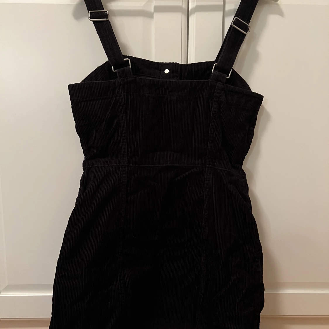 Svart manchesterklänning från H&M - 90