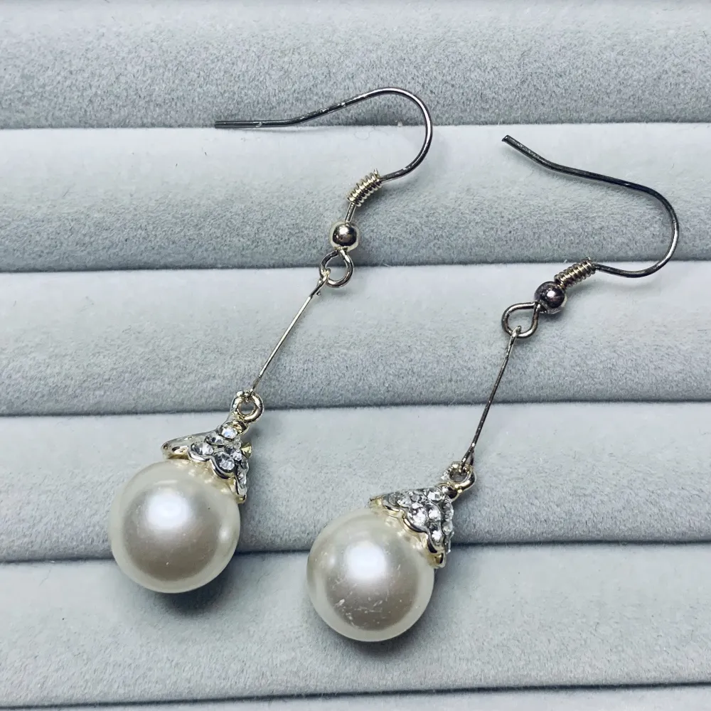 (15kr frakt) Ett par jätte fina pärl örhängen! Inte äkta pärlor. De är helt oanvända, de små reporna beror på att de legat i samma låda som en massa andra smycken😅 köper du fler av örhängena jag lagt ut kan du få rabatt 😁💗. Accessoarer.