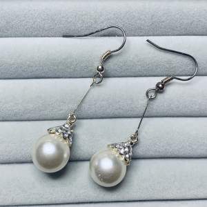 (15kr frakt) Ett par jätte fina pärl örhängen! Inte äkta pärlor. De är helt oanvända, de små reporna beror på att de legat i samma låda som en massa andra smycken😅 köper du fler av örhängena jag lagt ut kan du få rabatt 😁💗