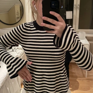 Stickad tröja - Randig Stickad tröja från Lindex med ish volanger. Fint skick men lite noppror av en väska men inget som märks mycket. 