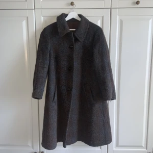 Elegant kappa - Äldre kappa som skiftar mellan brun och grå men skulle säga att den upplevs brun för det mesta. Fin kvalitet och i fint skick. Går bra att tvätta på låga grader. 