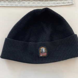 Para Jumper mössa - Para jumper mössa. Skick 10/10. Använder inte längre. Nypris ligger mellan 500-800
