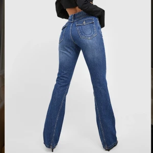 Utsvängda jeans  - Helt nya jeans från bohoo, lapparna kvar!! Medelhög midja,utsvängda nertill,dekrotativa sömmar och har super snygga fickor! Säljer då de är förstora samt inte riktigt min stil!  Skriv privat för fler bilder✨