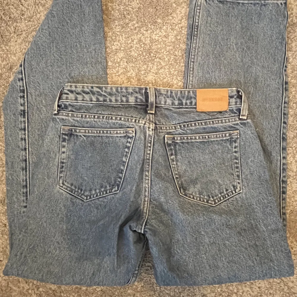 Säljer weekday arrow jeans i storlek 25/30 Passar inte mig längre:(. Jeans & Byxor.