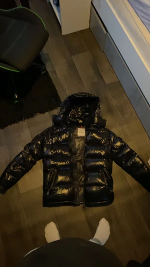 Äkta Moncler Maya  - En äkta moncler maya jacka med NFC chip och QR kod + serie nummer. Storlek M men passar S lika bra.  Hyfsad ny, köptes för ungefär 1 månad sen. Säljes då jag ångrar köpet Pris kan diskuteras 