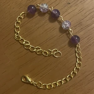 Kristallarmband - Armband av guldpläterad kedja, kristallen ametist och krackelerade glaspärlor💜