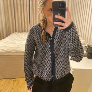 Cool kofta - Såå cool och fin kofta som jag nu säljer. As coolt mönster och man kan ha den både stängd eller med en topp under 