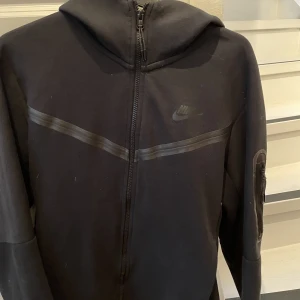 nike tech fleece - Säljer min nike tech fleece storlek S passar M använd 4 gånger 